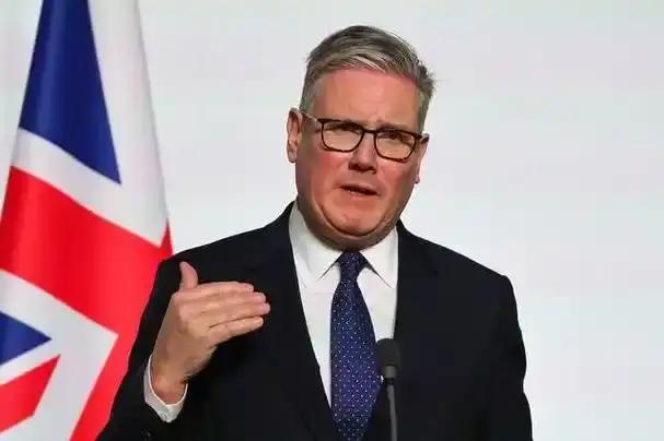 英国经济困局下的对华务实转向英国首相斯塔默在伦敦金融城市长晚宴上意外表态，承认