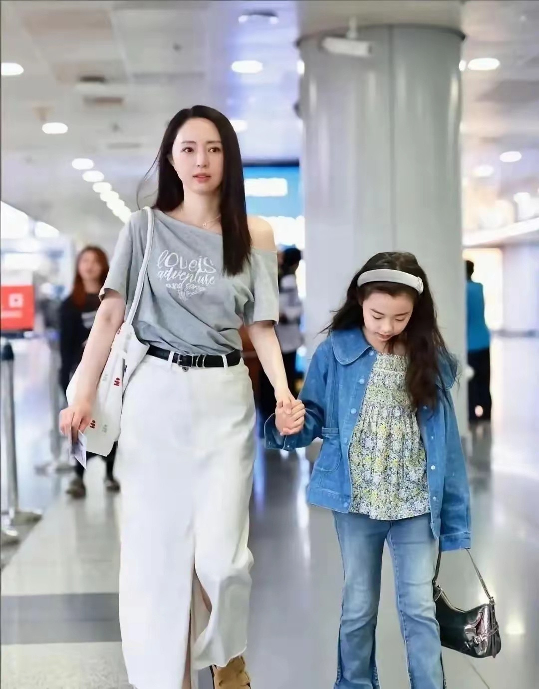 都说女儿是贴心小棉袄，果然妈妈的颜值全靠女儿加分