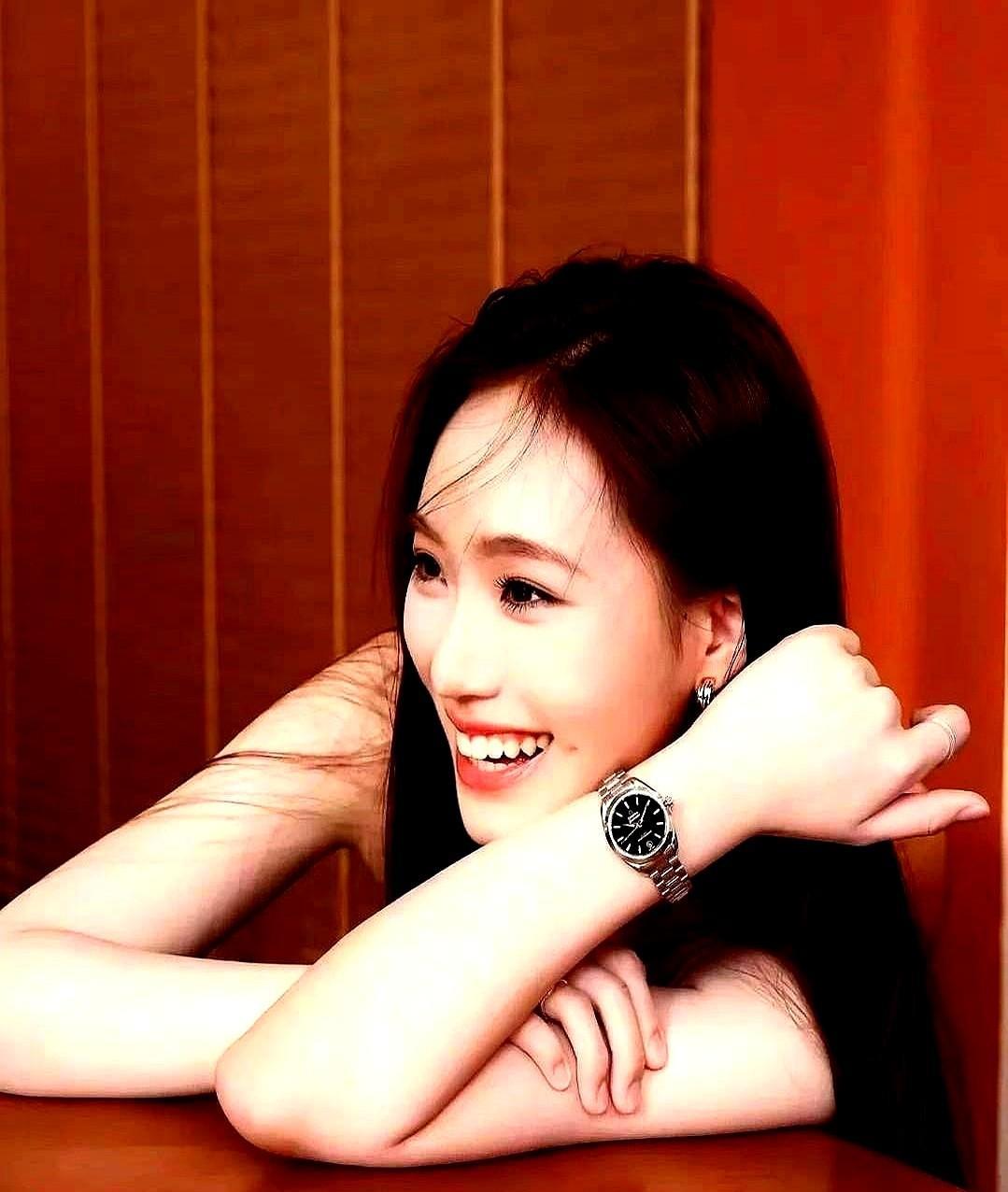 小S二女儿说：“别人都觉得我长得像姨妈唉，但我觉得姨妈在我心中最优雅，最美”。