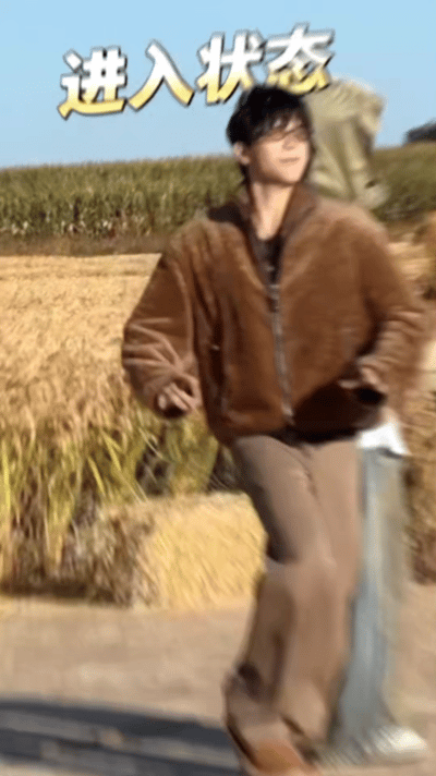 白敬亭跳着跳着跳进王安宇怀里了这段舞蹈虽然有点“突如其来”，但我怎么觉得白敬亭