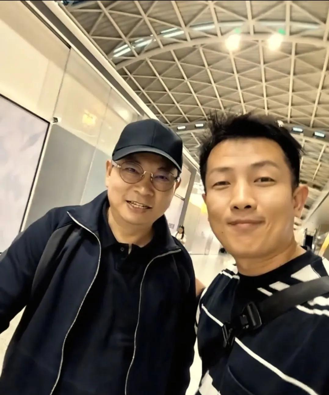 25日余承东又赶飞机了，昨天成都的智界及问界秋季新品发布会一结束，就有网友在成都