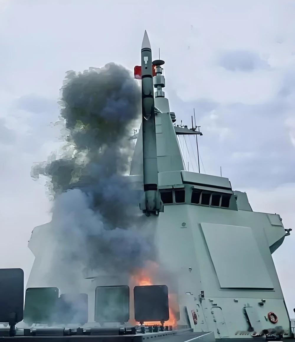 来看052D➕海红旗92026新年第一秀近日在南非外海举行的金砖国家联合