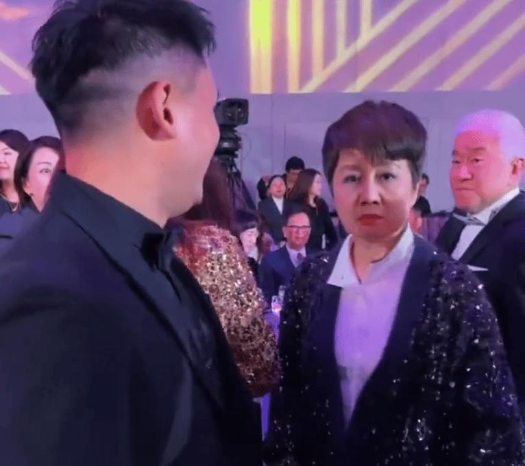 真正的豪门，从不发脾气，只切换模式。镜头扫过前一秒，她对员工皱眉：“不是刚拍过