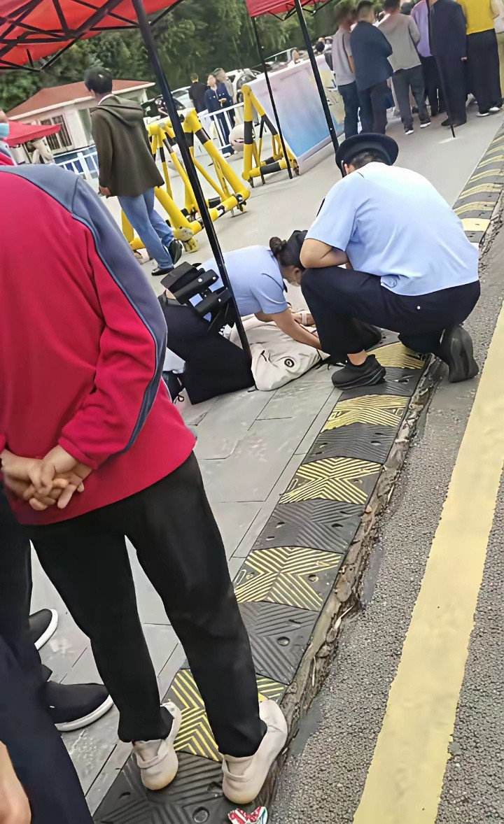高考第一天，乌龙倍出一家长竟然比学生还紧张，考场外紧张到昏倒这家长的承受能力也太
