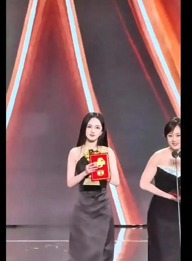 孙俪杨幂同领视后热搜冲上第一。我刷到时愣了两秒，心想这俩啥时候同台了。点