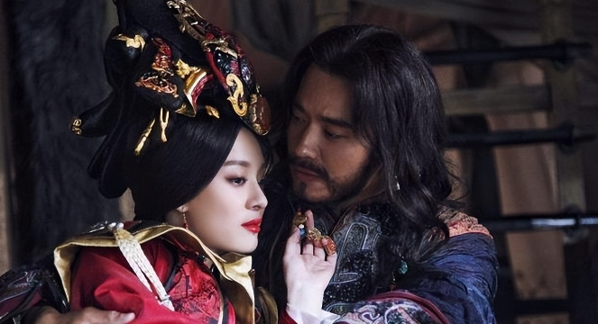 公元前272年，芈月诱杀了自己30年的情人义渠王！临死前，义渠王倒在芈月怀里艰难