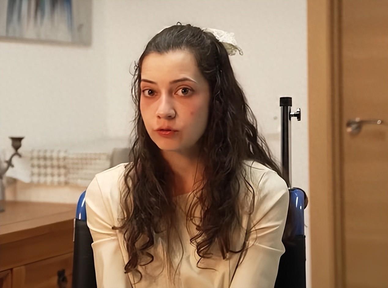 西班牙一名年仅25岁的花季女孩，本该拥有灿烂人生，却被几个陌生男子轮流侵害，她熬