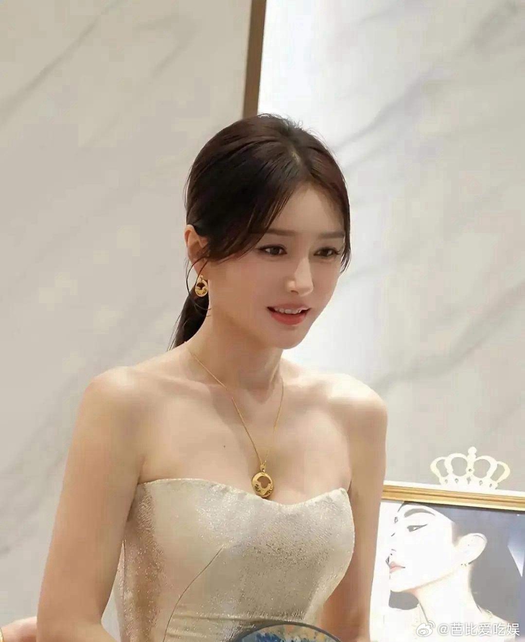 1.秦岚的嗓子虽然现在恢复，但是只要一劳累，嗓子还会继续变哑，而且捉摸不定，不知
