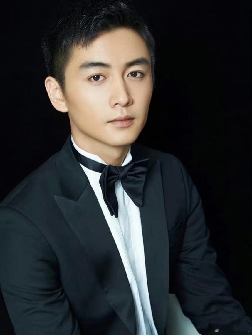 提到陈晓，很难不被他身上那份“矛盾又和谐”的气质打动。他有一张足够亮眼的脸，剑眉