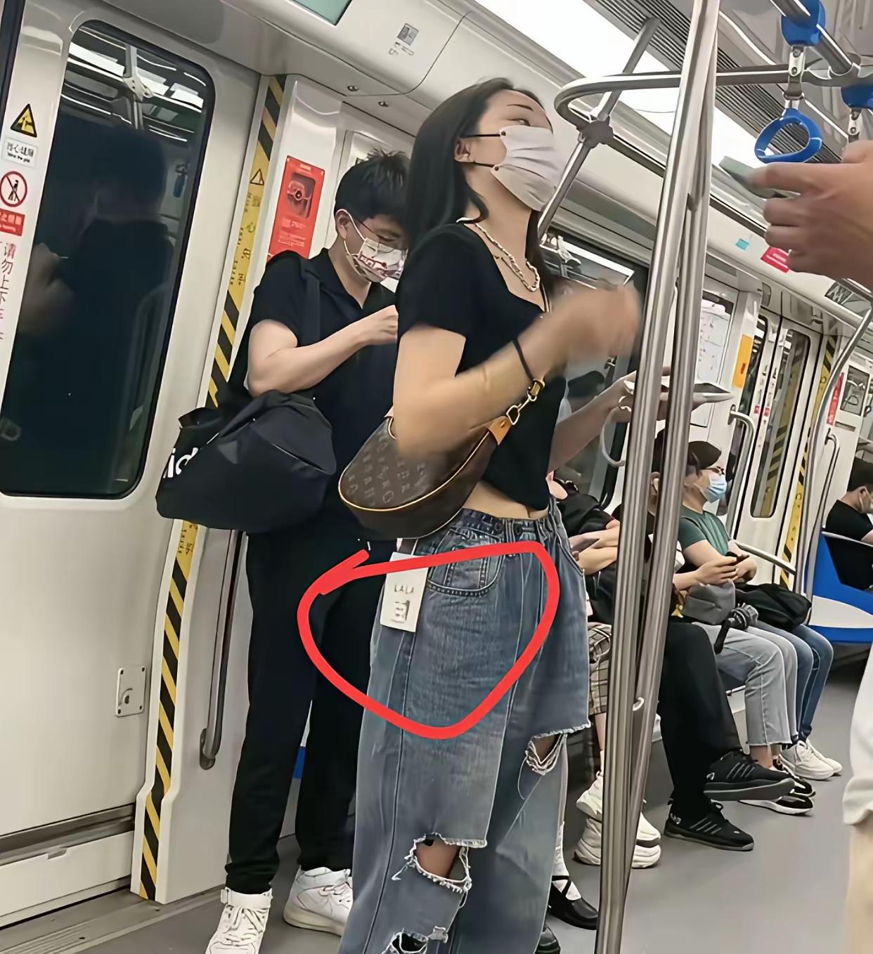 坐地铁时，就看到过好多女生穿着吊牌上下班的，一直以为人家太粗心，怎么连吊牌都忘记