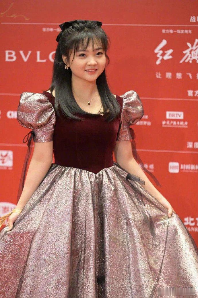 林妙可真是没长大，穿公主裙亮相，歪头卖萌不像个成年人！