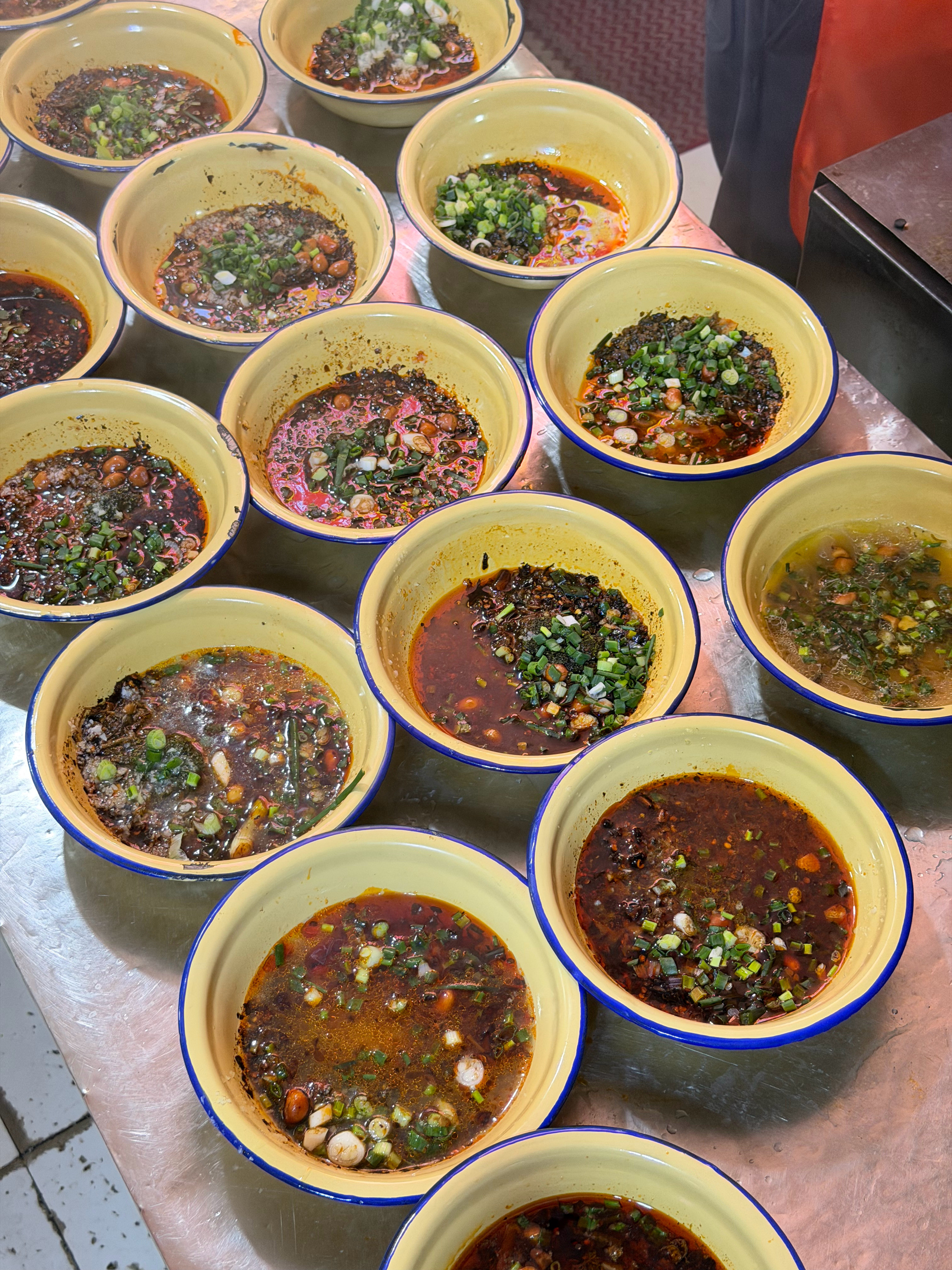 重庆的板凳面真行啊，豌杂一拌真是太香了，重庆人民过的什么好日子