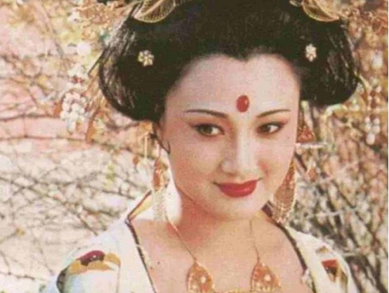 公元751年，杨贵妃喊着48岁的干儿子安禄山：“禄儿，你快来，母亲要为你洗三！”