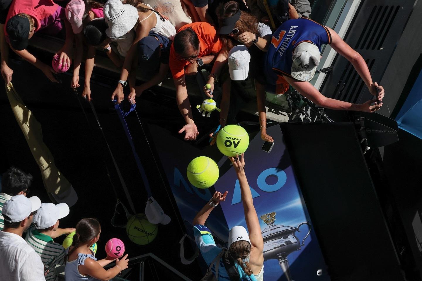 莱巴金娜🇰🇿又发善心啦娜娜刚刚更新了ig，宣布自己的官方商店上线；主要是售卖