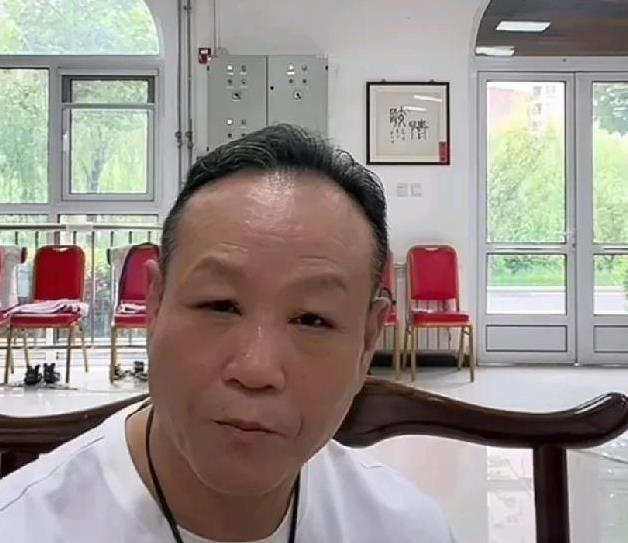 这两天，郑健成了众矢之的，遭受了不少批评，就因为他说德云社的相声大都是下三路。