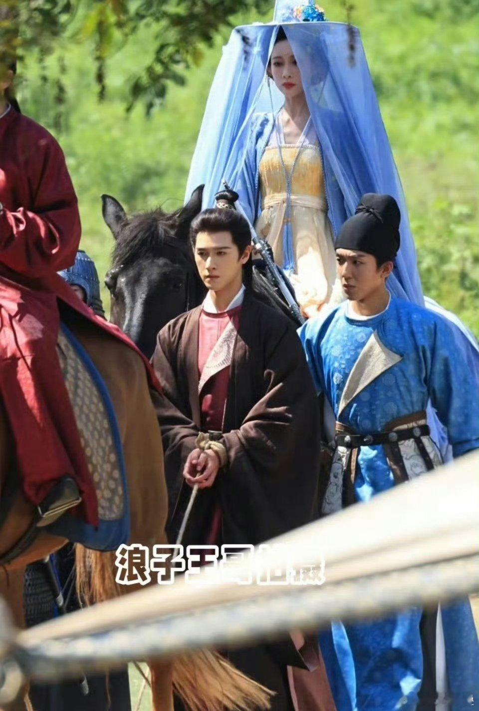 女主这个纱披和服装都廉价成A级既视感​​​