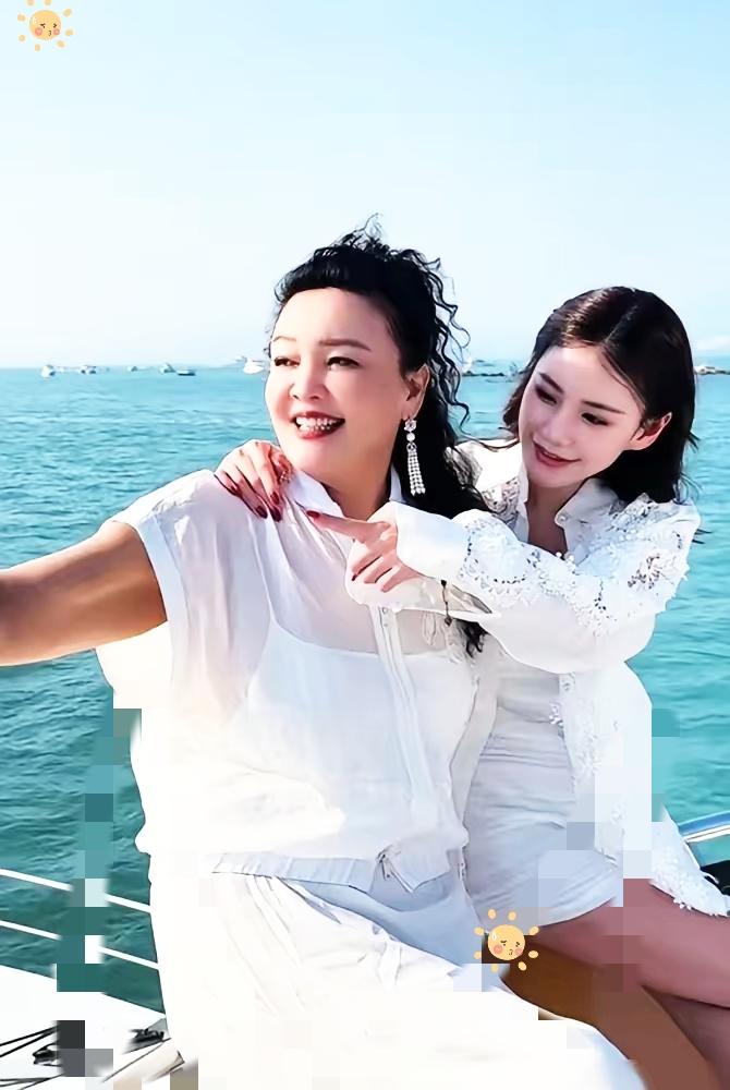 马筱梅生了，张兰20万红包，真不算最贵重的礼物。床头摆着烫金姓氏红包，张兰出