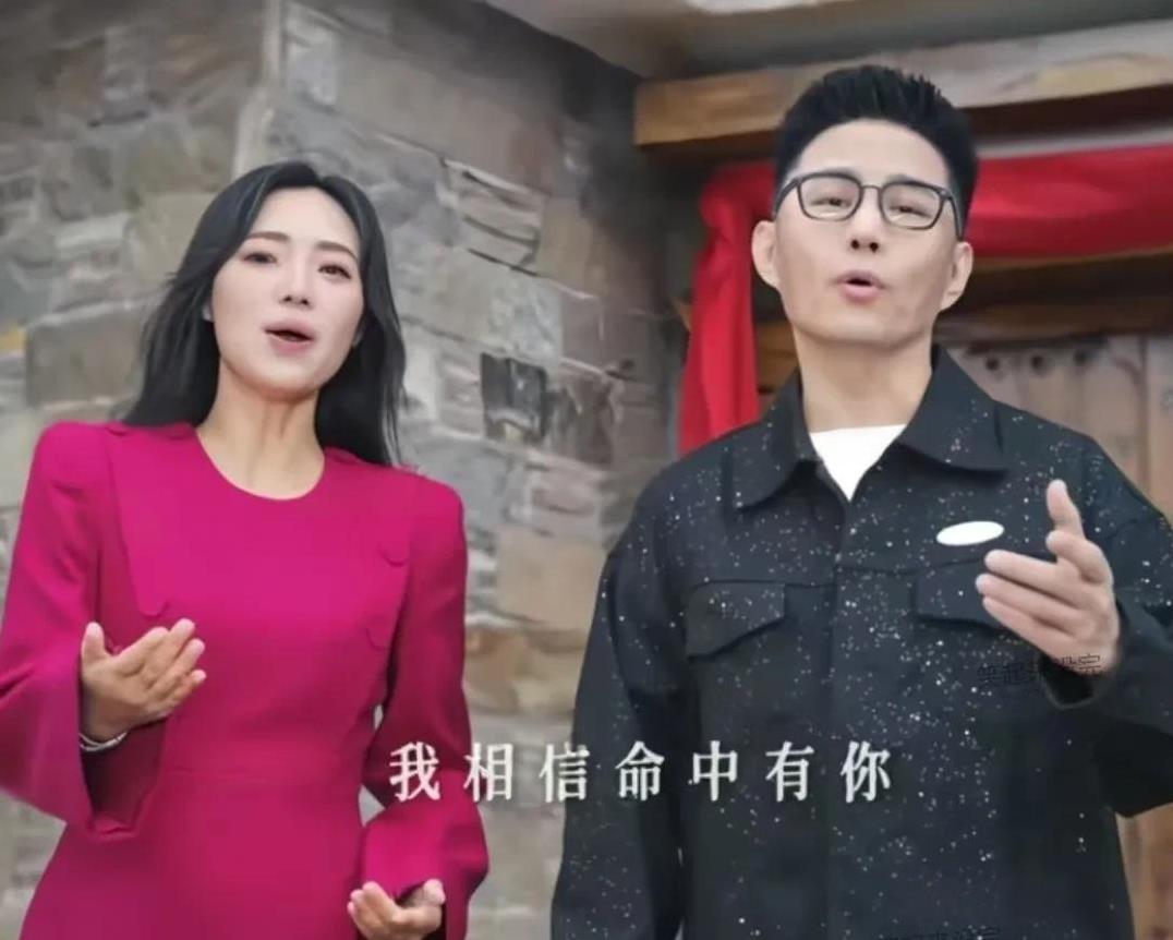 嘛呀！才知道右边这位男歌手，唱歌挺好听的，长得也很帅气，戴个眼镜很斯文的，以前真