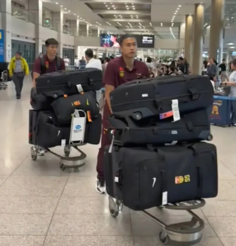 国足又因行李箱火出圈了！！知道的是去踢球的，不知道的还以为是去度假呢！真是主打