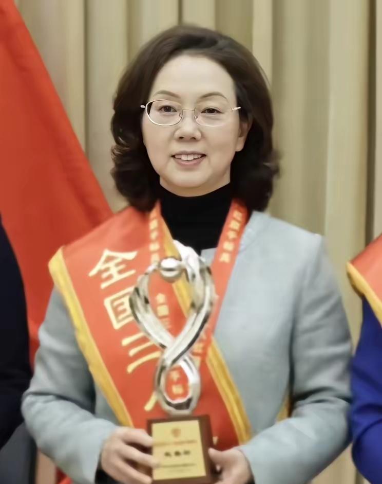 她是中国商飞C929宽体客机总设计师，也是我国航空领域首位女性设计师，她30多年