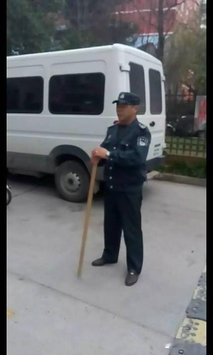 保安到底是干什么的？看大门的还是干杂活的？上个月小区新招聘保安，来咨询的大都是