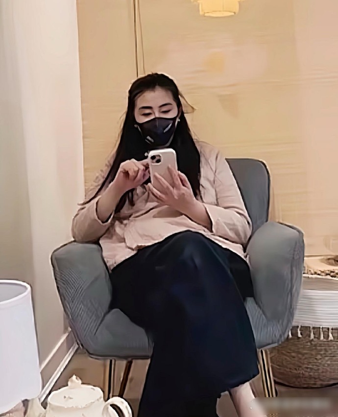 王祖贤忙里偷闲息影后她最大的变化就是常戴口罩，还有与人合照总是双手合十！​​