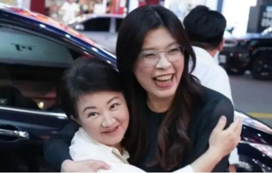 郑丽文登陆仅2天，高规格接待震动两岸！一直态度摇摆的卢秀燕，终于不再一错再错