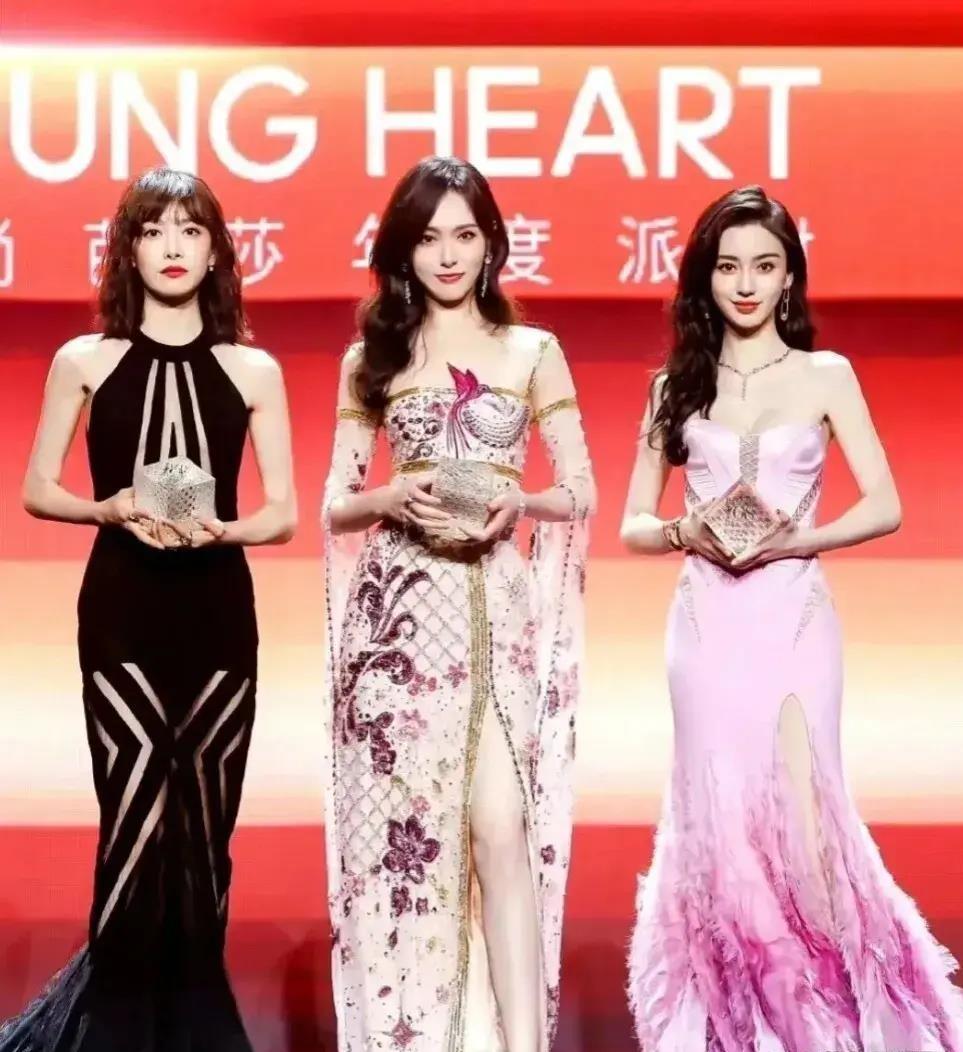 三姝同框：右侧穿着一袭粉色衣裙的杨颖香肩裸露，发如绸缎，楚腰卫鬓，洋气十足；C位