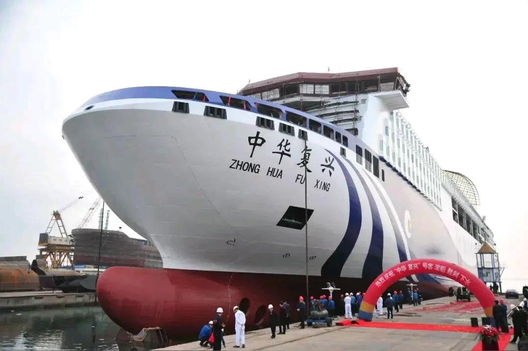 第一次坐船，坐的中华复兴号，烟台发往大连。船挺大的，里面餐厅，咖啡厅，超市，