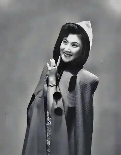 1966年，言慧珠去世后，10岁的儿子竟受到继父和保姆的打骂。冬天没有鞋穿，大年