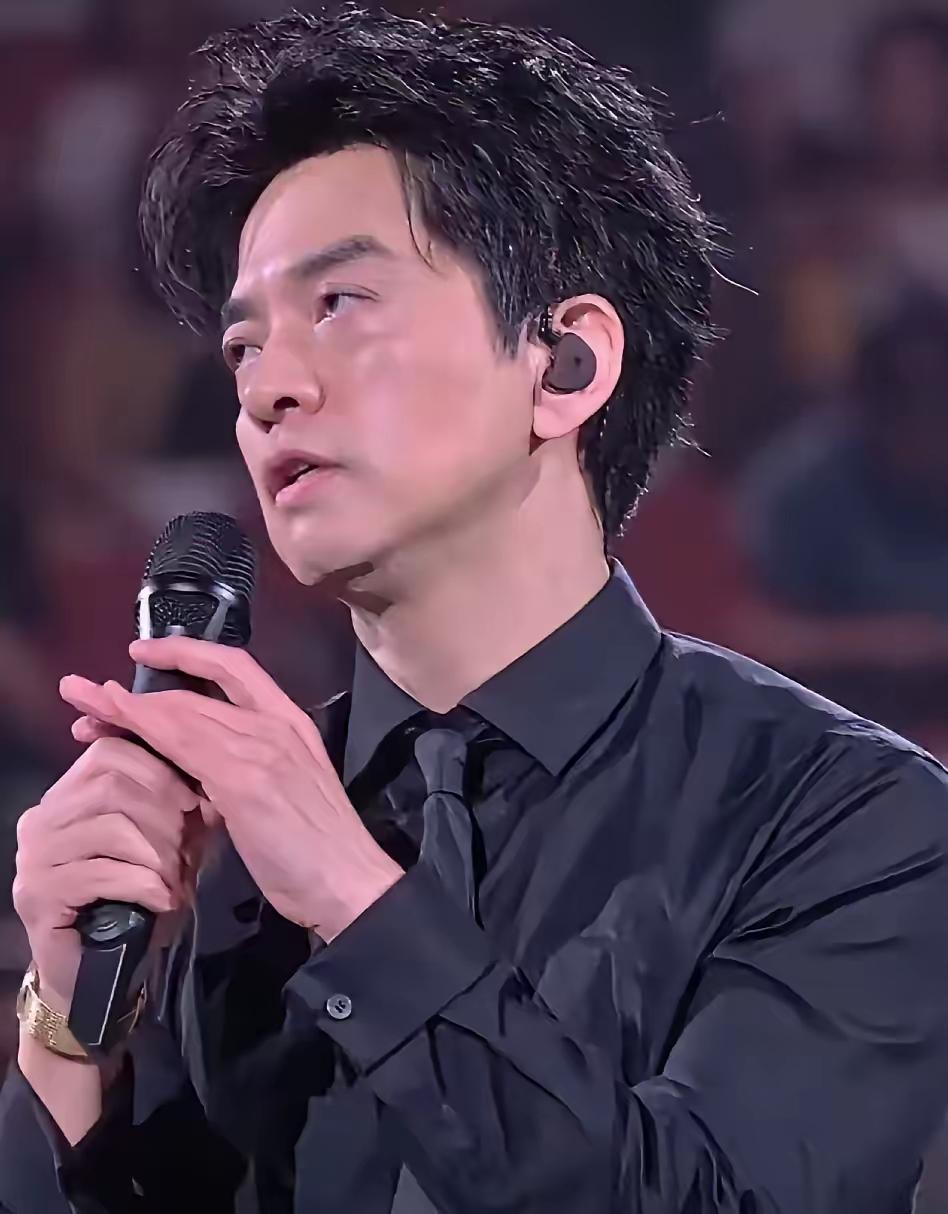 看得出来李健的用心和悲痛了！10月3日晚上，李健成都演唱会上，他一身黑衣，说