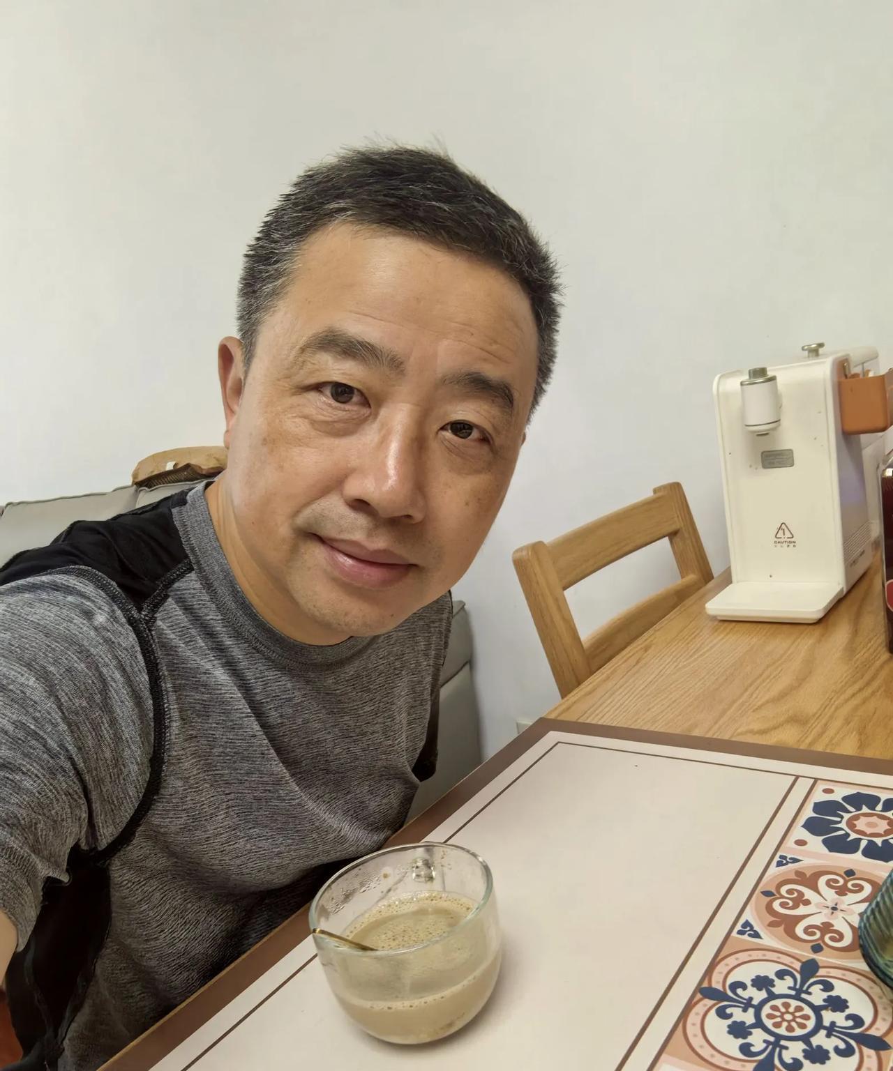 57岁大爷戒酒第十一天，滴酒未沾，戒酒的小症状出来了。昨天晚上休息的时候，身上