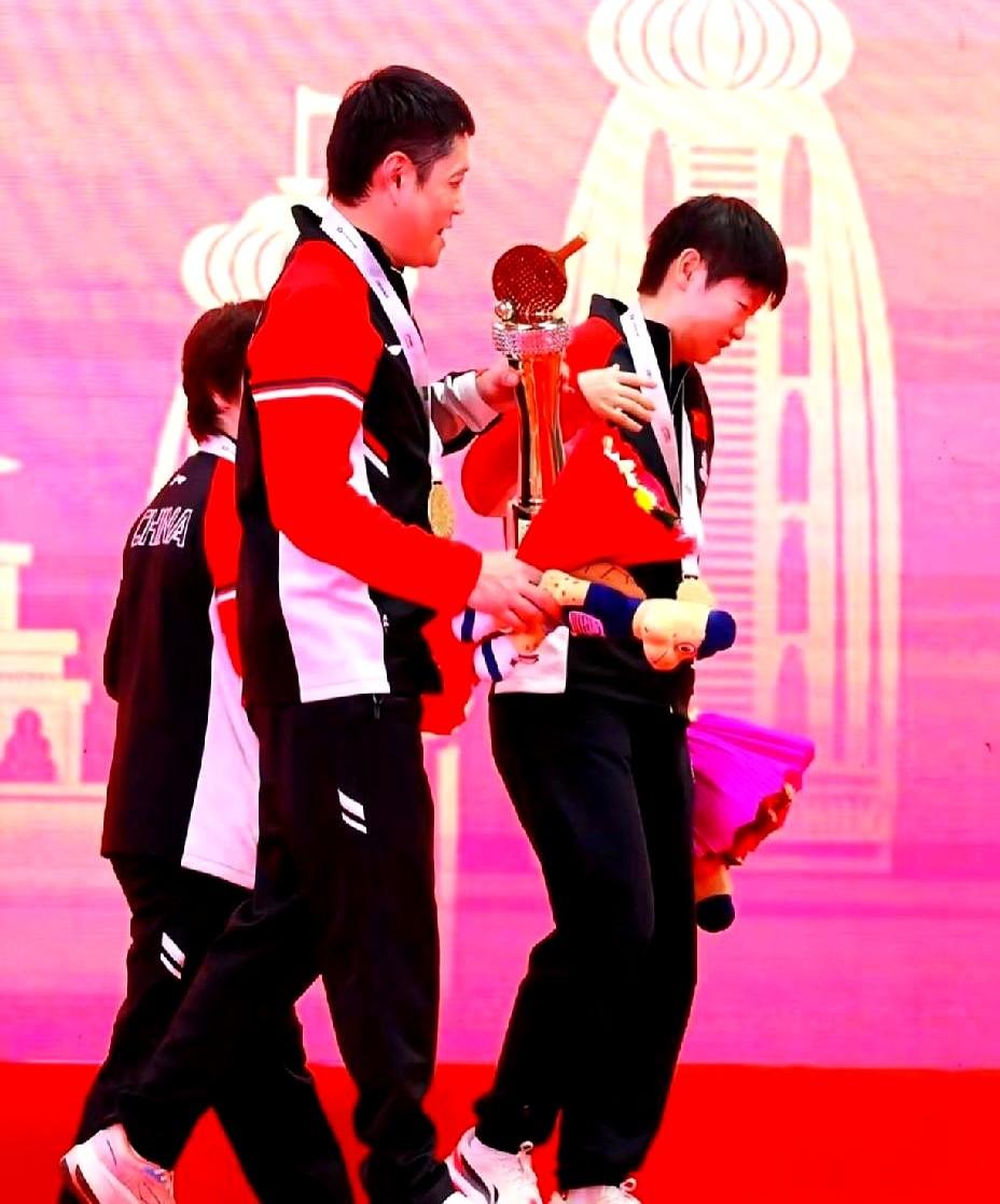 要说邱贻可真是“命苦”，咋就那么听话呢，又是扛东西又是当模特，还真是个“憨憨”