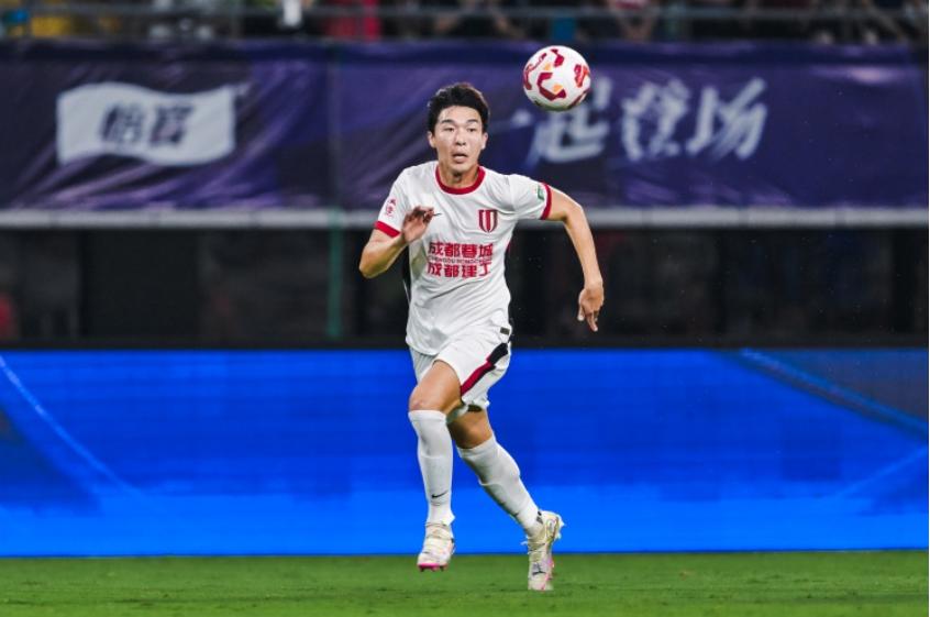 成都蓉城这是搞什么？两个主力中后卫一个退役，一个转会，新赛季怎么办？成都