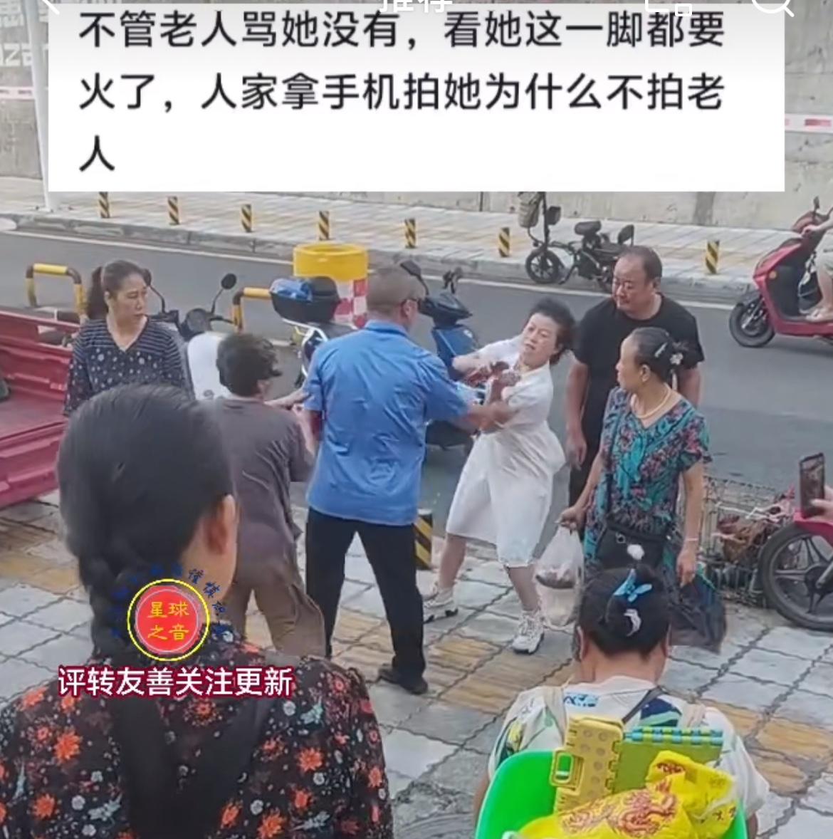 美女的佛山无影脚踢向了卖菜的老太，事发四川达州东华农贸市场。菜市场门口摆摊，老太