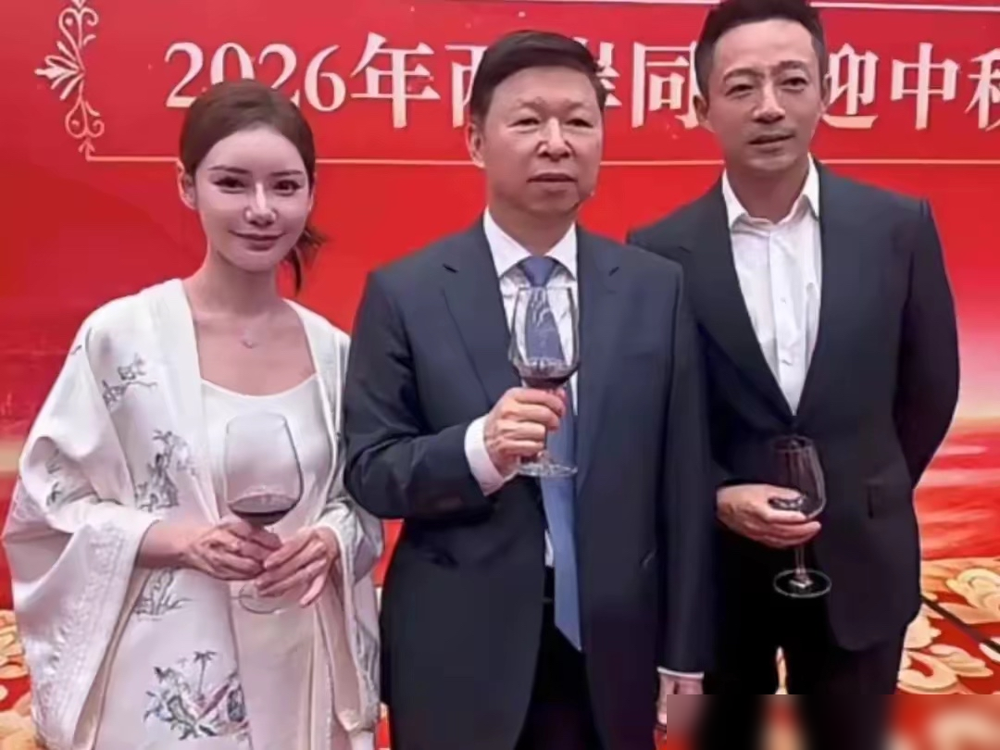 汪小菲带马筱梅进了国台办的场子，同框的全是两岸婚姻里的熟脸。9月23日北京怀柔，别人裹着端庄套装，她