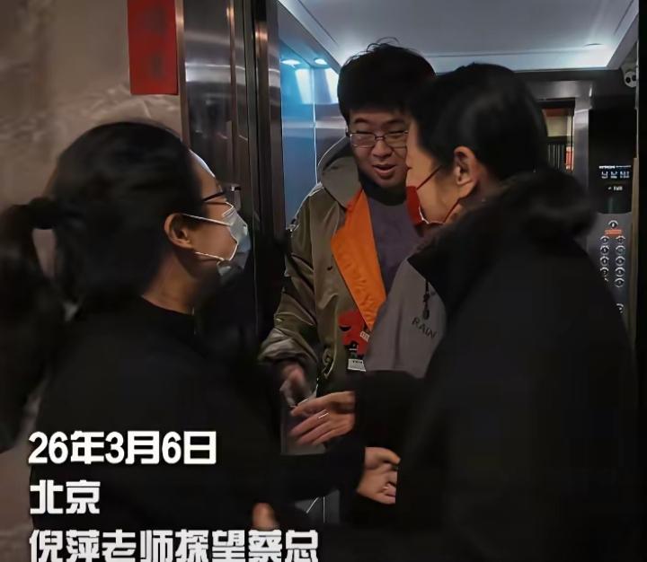 最近倪萍带着27岁儿子虎子探病的画面刷屏，那个曾经被病痛折磨的孩子，如今已经长成