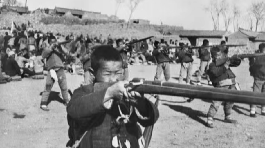 1939年，日军高级将领川岛谷川在外闲逛之际，一个小男孩向他弯腰行礼。川岛谷川