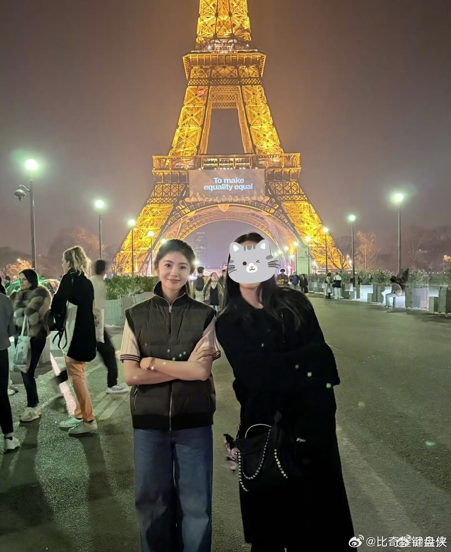 网友巴黎铁塔偶遇刘浩存刘浩存跟路人在巴黎铁塔下合影巴黎铁塔×刘浩存，画面也