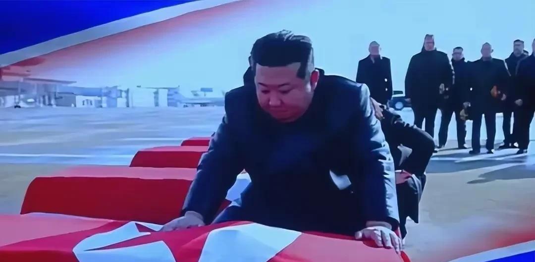 男儿有泪不轻弹，只是未到伤心处。金正恩亲自为朝鲜阵亡士兵扶棺，并且伤心落泪，足见