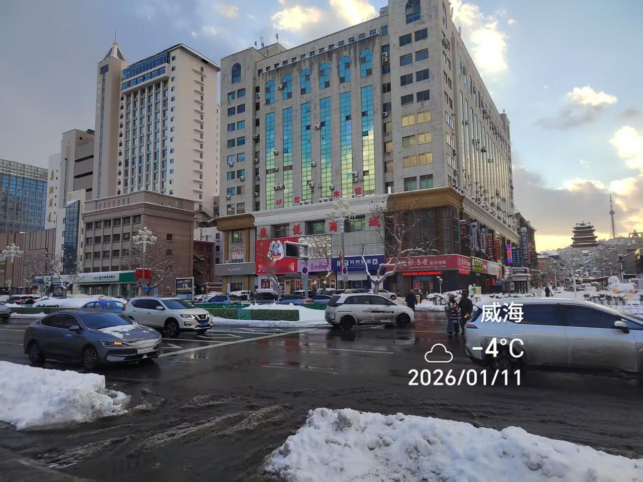 瑞雪并非西域独有，威海初雪煞是迷人。五月天山雪，无花只是寒。新疆和东北，地处