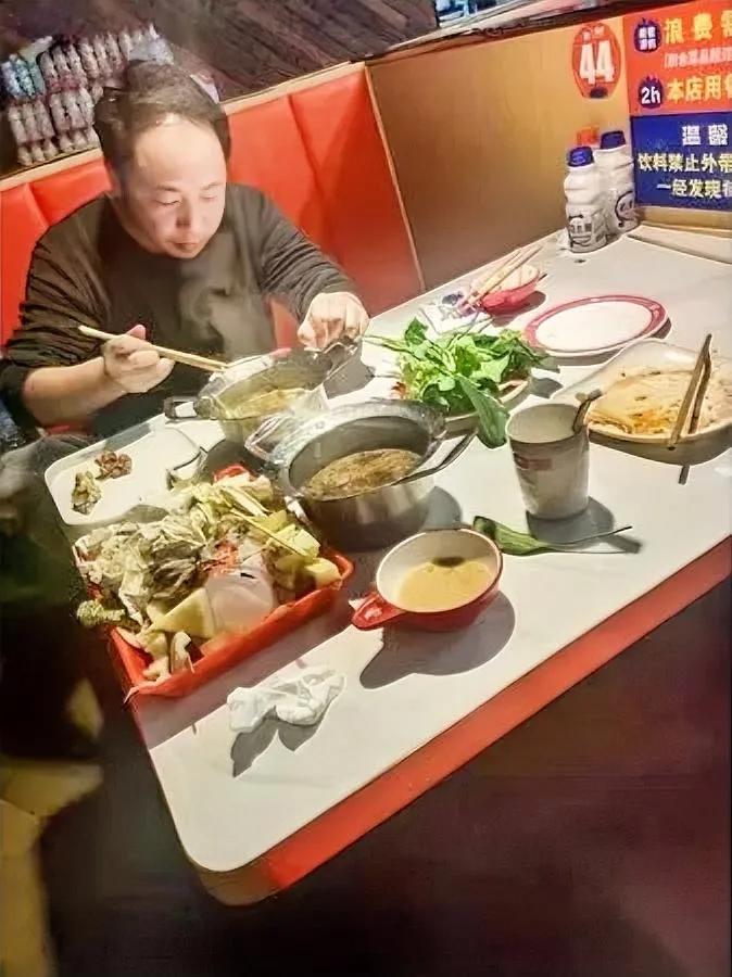 老公说今晚吃自助中午竟饿了一整天晚上他掏出个神秘装备——宽松运动裤！一进