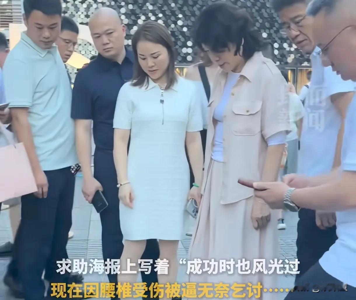 多上网，还是能学点东西的！董明珠一行人在成都街口，遇到一个乞讨者，董明珠驻足观