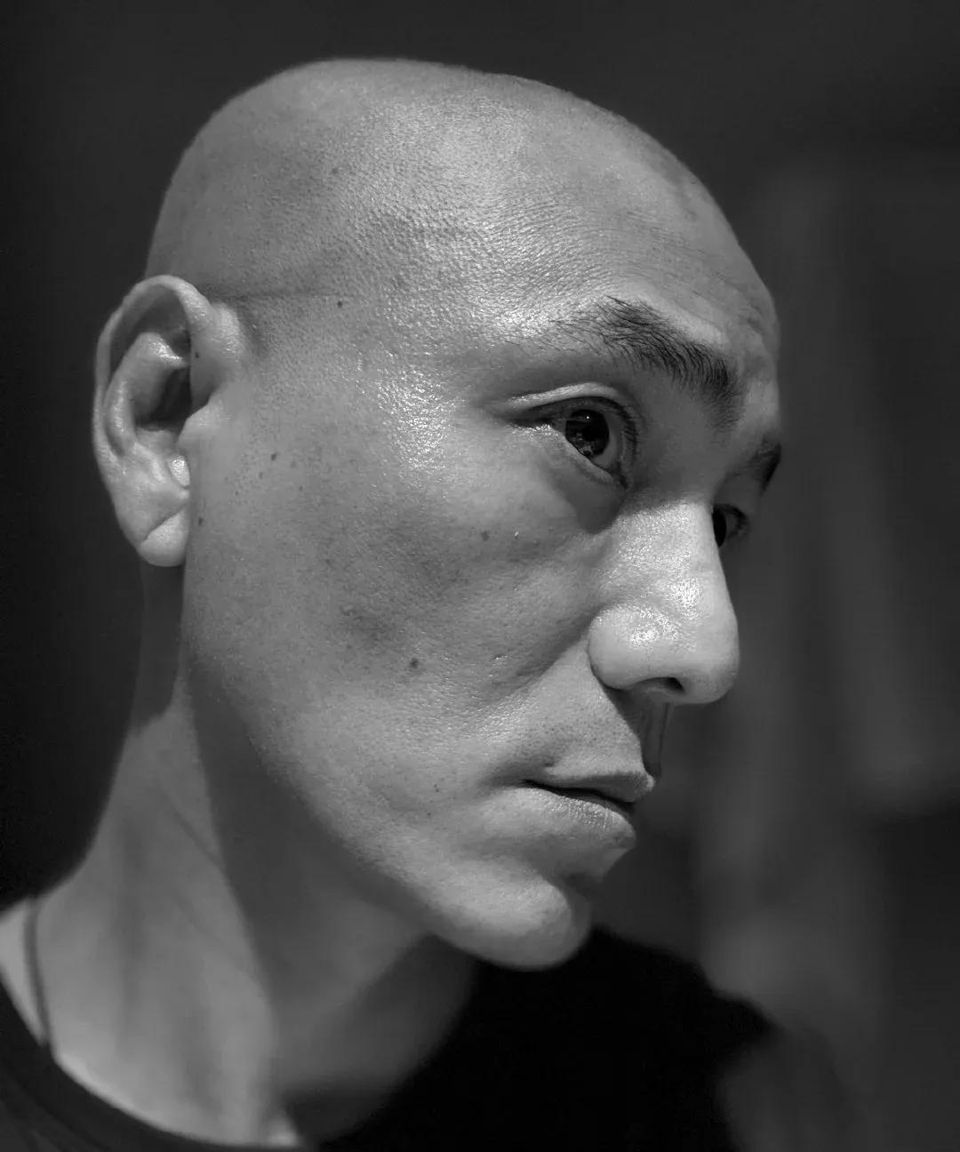 陈坤剃了头发怎么是这个样子？脑袋也太尖了吧？面相都变了。#陈坤#