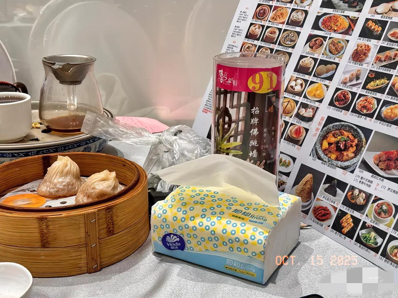 第一次陪老广饮茶我直接看懵了：桌上端着几百块的虾饺、上千的澳龙，喊服务员加茶时却