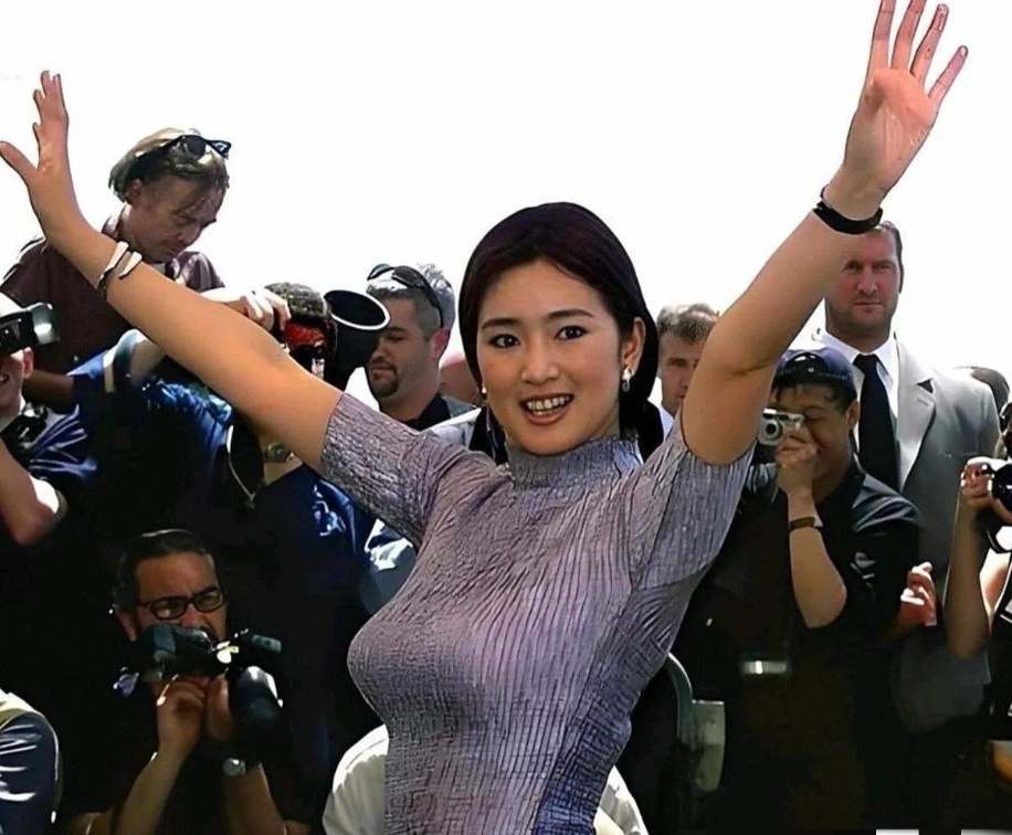 家人们谁懂啊！巩俐年轻时这颜值简直开了外挂吧！169cm的身高配56kg体重，别
