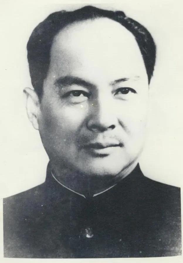 1935年，他被开除党籍，戴着手铐走完长征，开国大典前，毛主席问他：“你为何不来
