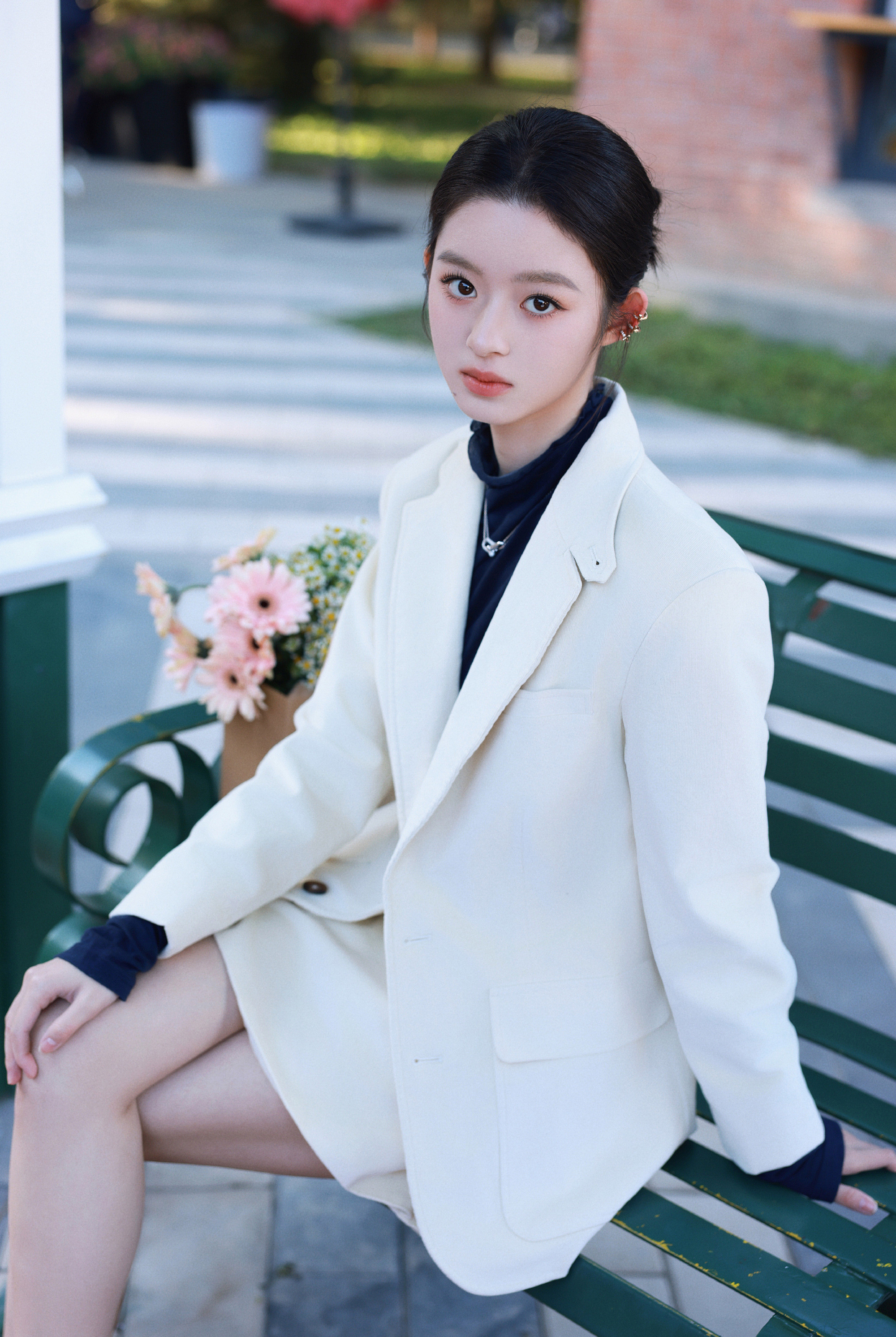 黄杨钿甜西装大片：熠熠而立，气韵自成。黄杨钿甜