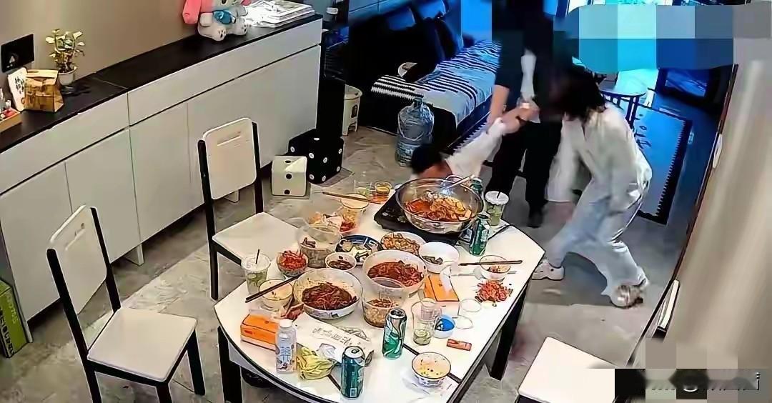 五一丈夫带朋友在家酗酒，无视妻子隐私大打出手，场面彻底失控假期在家好好休息