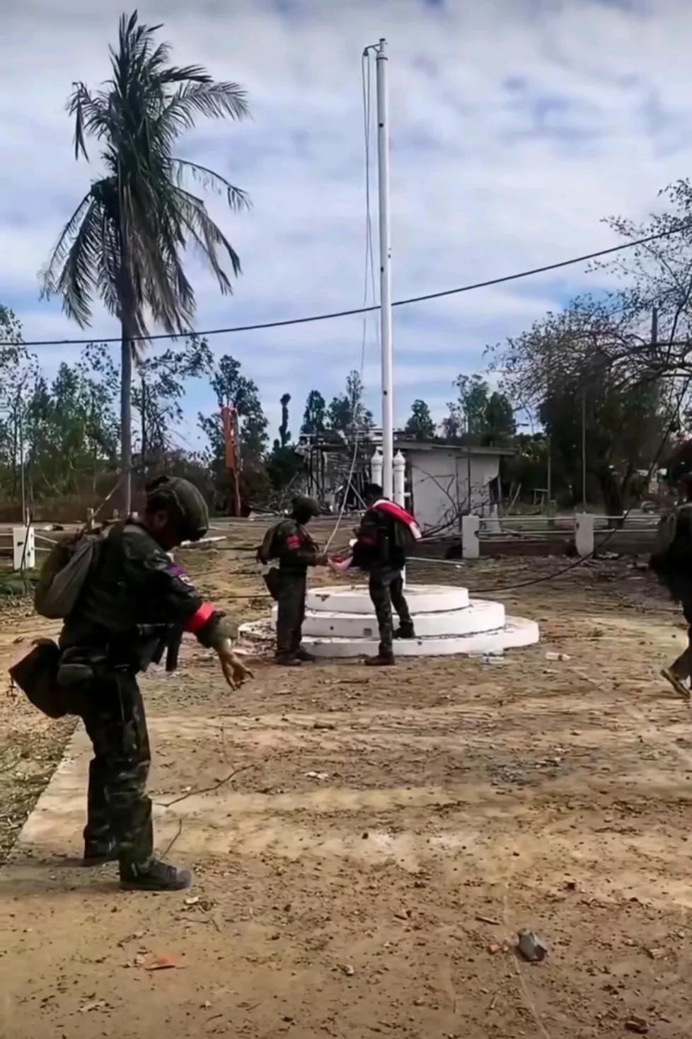 韩联社报道，当地时间27日，泰国国防部发布视频，宣布泰皇家陆军部队，在泰柬两国防